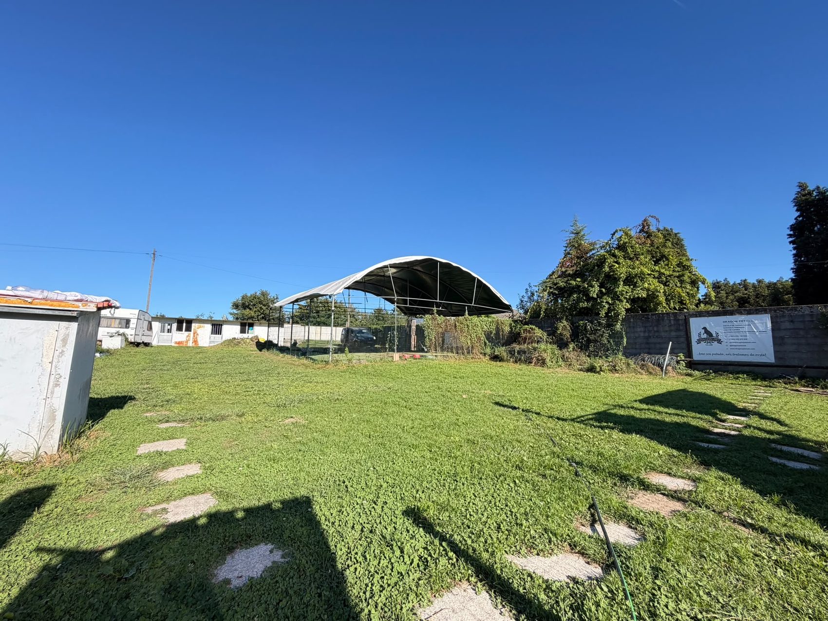 Vista panorâmica do espaço da Dragon Pet Club